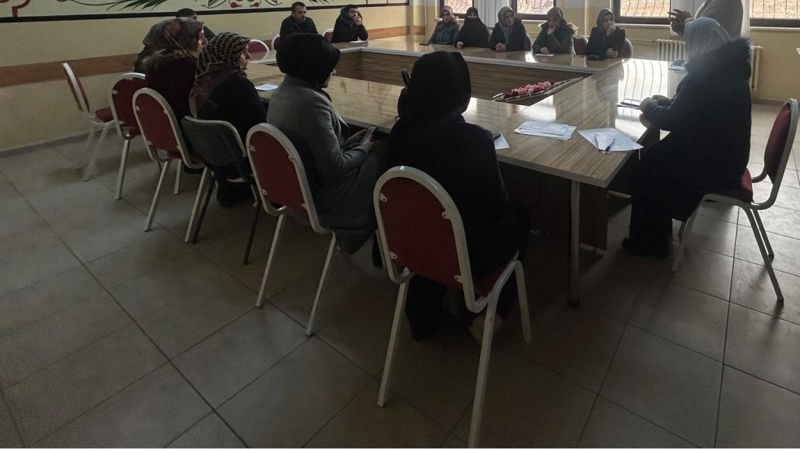 HEDEF LGS-YKS PROJESİ KAPSAMINDA VELİLERİMİZLE 'SINAV DÖNEMİ EBEVEYNLİĞİ SEMİNERİ GERÇEKLEŞTİRİLMİŞTİR
